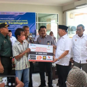 Gubernur Rohidin Serahkan BLT BBM Kepada 148 Ribu Lebih KPM