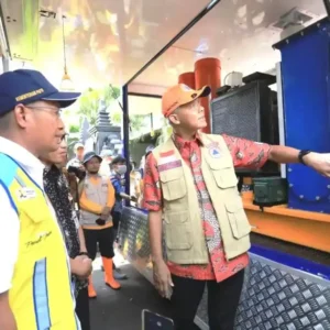 Hadapi Musim Penghujan Ganjar Siapkan Lima Pompa Mobile Ganjar Pranowo menunjukkan pompa mobile