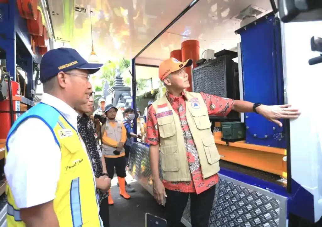Ganjar Pranowo menunjukkan pompa mobile