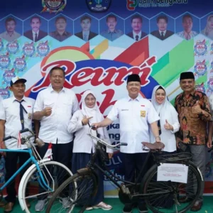 Hadiri Reuni Akbar Gubernur Bengkulu Pakai Seragam SMP