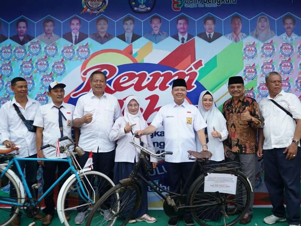Hadiri Reuni Akbar Gubernur Bengkulu Pakai Seragam SMP