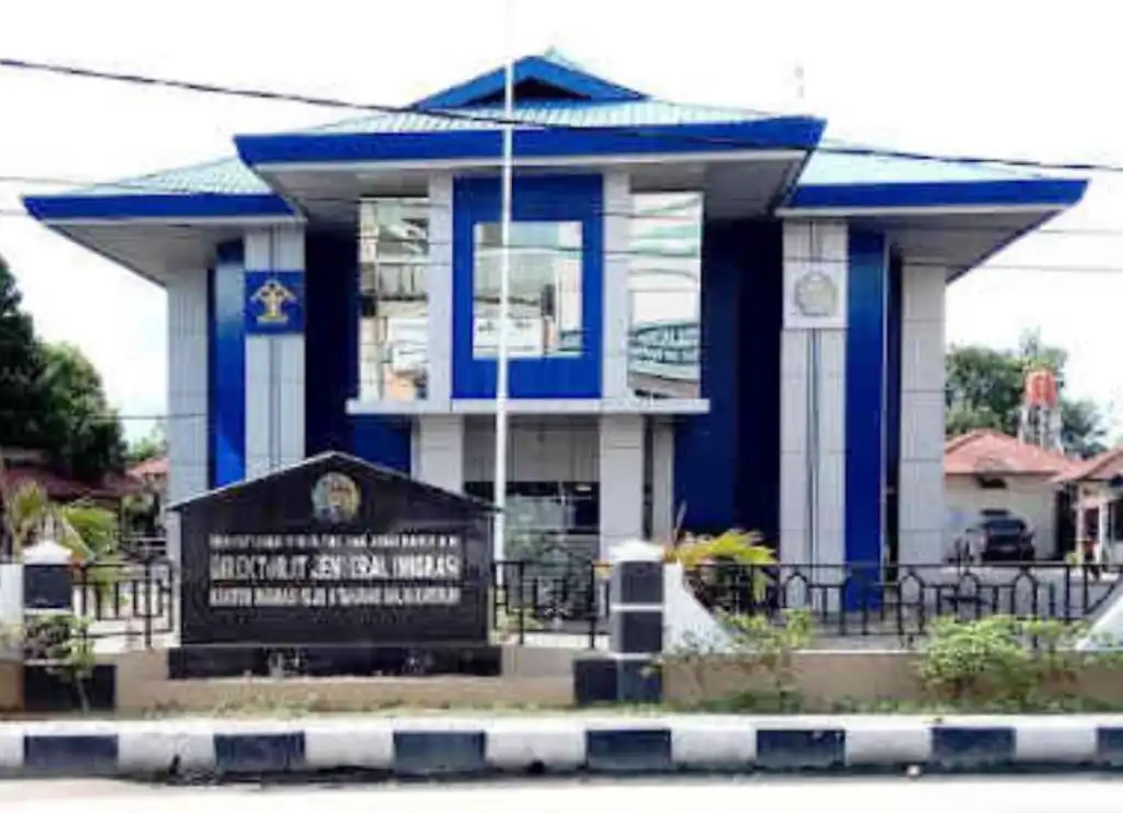 Imigrasi Kelas II TPI Karimun Dianggap Diskriminatif, Penumpang Paspor Non Karimun Tertunda Berangkat