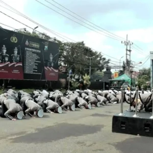 Jajaran Polres Kota Malang Sujud Massal, Mohon Maaf Tragedi Kanjuruhan