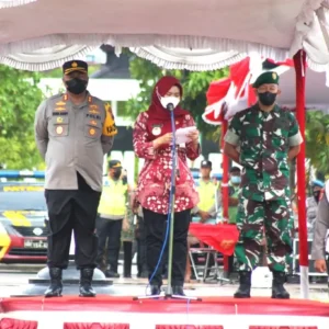 Kapolres Demak AKBP Budi Adhy Buono mendampingi Bupati memberikan sambutan pada apel kesiapan petugas pengamanan