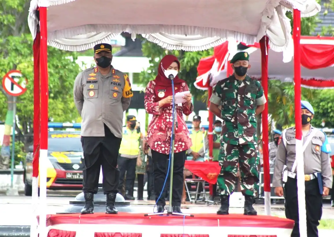 Kapolres Demak AKBP Budi Adhy Buono mendampingi Bupati memberikan sambutan pada apel kesiapan petugas pengamanan