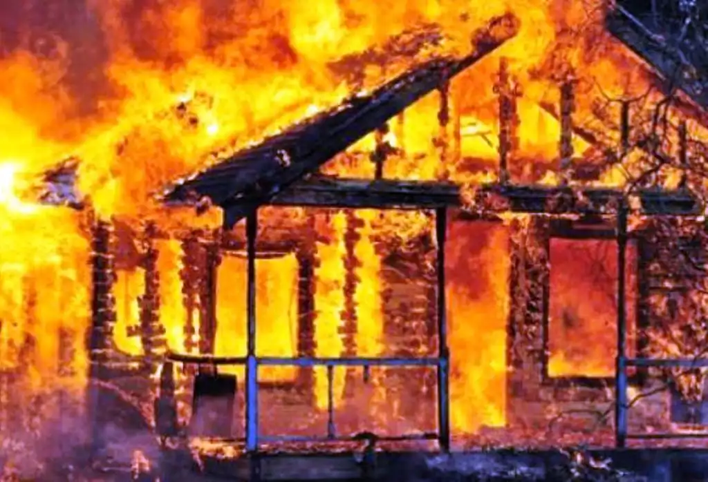 Bakar Rumah Sendiri