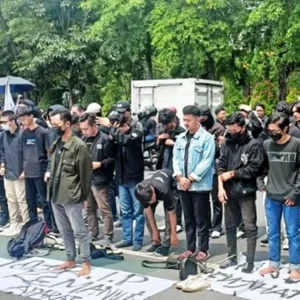 Mahasiswa Geruduk Mapolda Jatim, Tuntut Kapolda Mundur