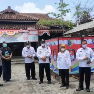 Pastikan Kesiapan Pilkades, Forkopincam Karanganyar Cek Lokasi TPS Forkopincam Karanganyar saat pengecekan TPS jelang pelaksanaan Pilkades