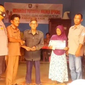 Pemdes Tanjung Agung Kaur Bagikan BLT DD