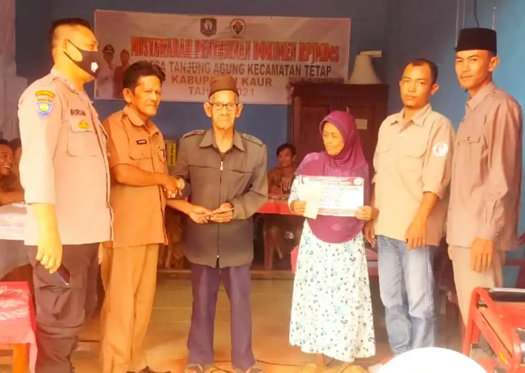 Pemdes Tanjung Agung Kaur Bagikan BLT DD