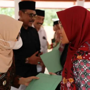Bupati Blitar, Rini Syarifah menyalurkan bantuan berupa insentif bagi Guru Tidak Tetap (GTT).