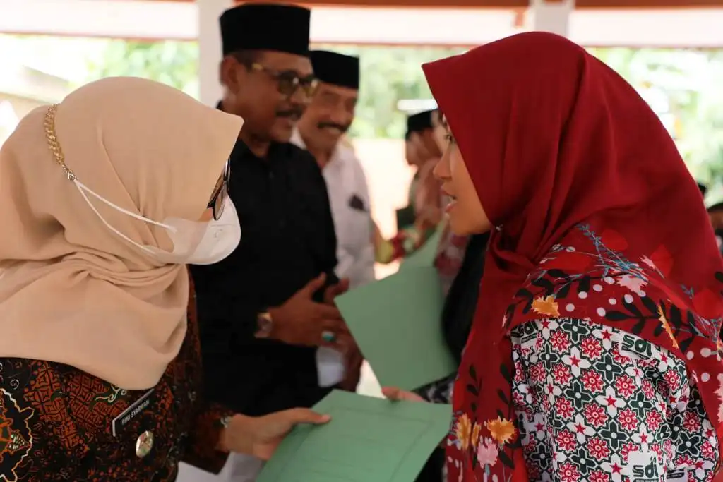 Bupati Blitar, Rini Syarifah menyalurkan bantuan berupa insentif bagi Guru Tidak Tetap (GTT).