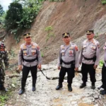 Kapolres Banjarnegara AKBP Hendri Yulianto ketika meninjau tanah longsor.