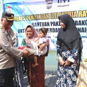 Polres Demak Beri Bantuan ke Nelayan Desa Timbulsloko