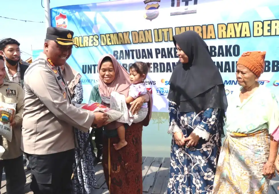 Polres Demak Beri Bantuan ke Nelayan Desa Timbulsloko