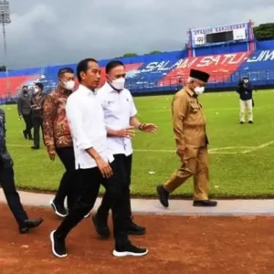 Sempatkan ke Stadion Kanjuruhan Malang, Jokowi : Saya Ingin Tahu Penyebab Tragedi 
