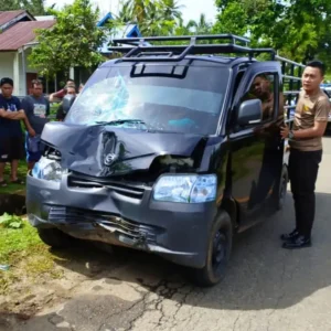 Tabrak Motor Dari Belakang, Pengendara Dilarikan ke Rumah Sakit Pengendara motor terpaksa Dilarikan ke Rumah Sakit usai ditabrak grand max
