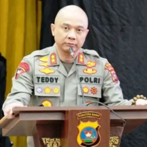 Kapolda Jawa Timur Irjen Teddy Minahasa diduga terkait kasus Narkoba
