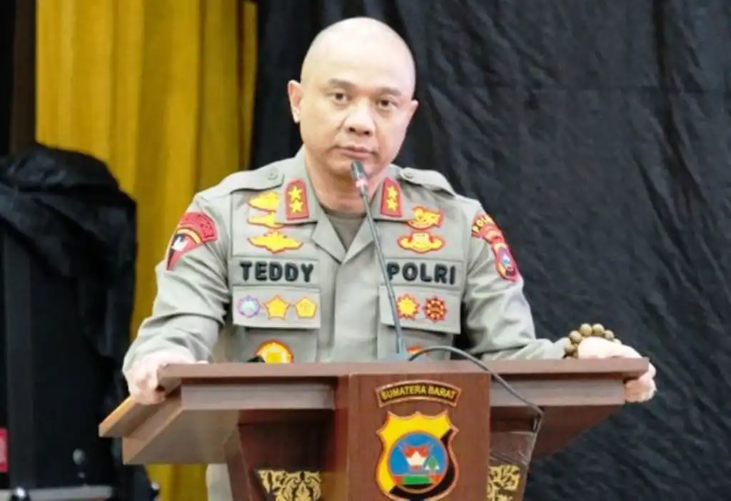 Kapolda Jawa Timur Irjen Teddy Minahasa diduga terkait kasus Narkoba
