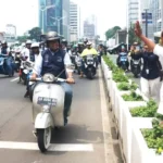 Tingkah Unik Anies Di Hari Terakhir, Pergi Pakai Sepeda Pulang Naik Vespa