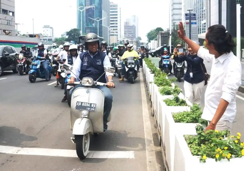 Tingkah Unik Anies Di Hari Terakhir, Pergi Pakai Sepeda Pulang Naik Vespa