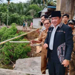 Wagub Rosjonsyah memberikan bantuan kepada korban longsor