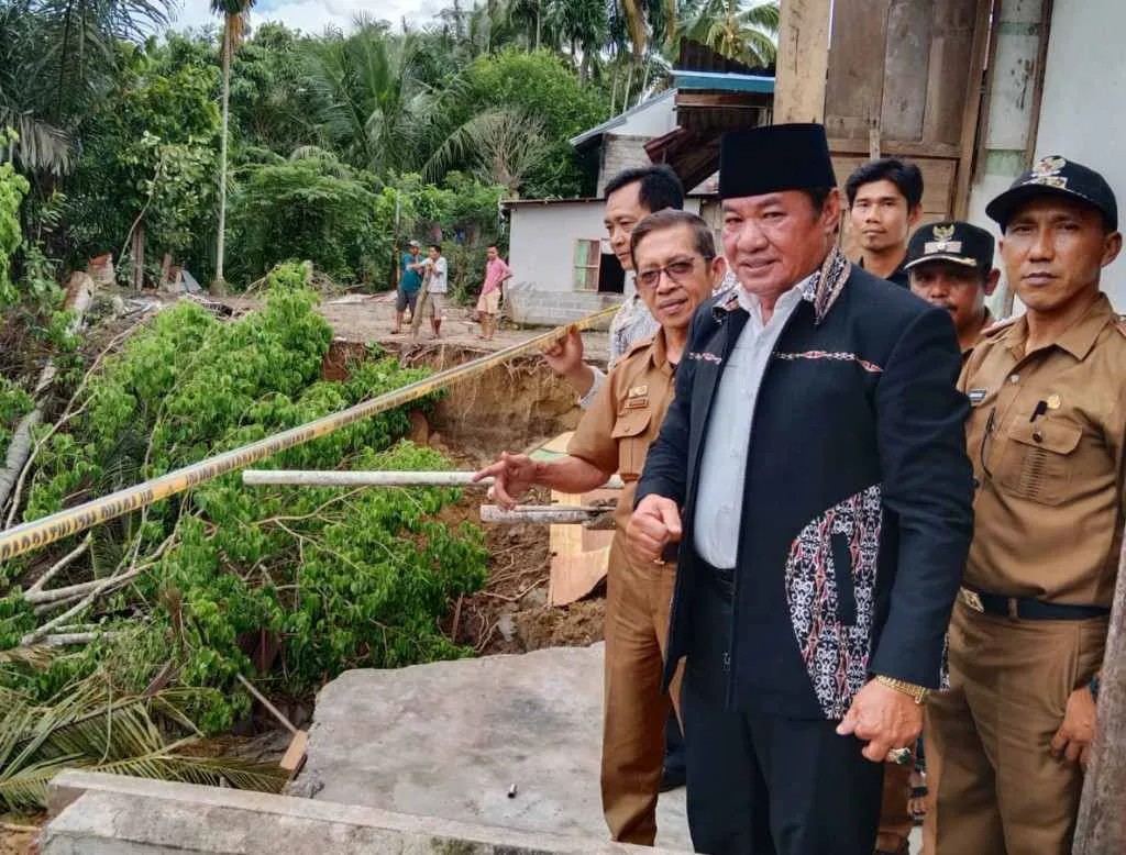 Wagub Rosjonsyah memberikan bantuan kepada korban longsor