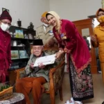 Wali Kota Batu, Dewanti Rumpoko mengunjungi para veteran, janda veteran
