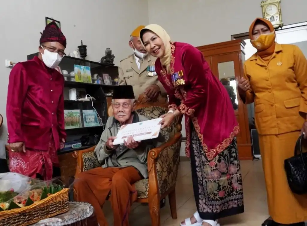 Wali Kota Batu, Dewanti Rumpoko mengunjungi para veteran, janda veteran