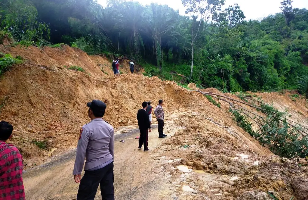 Waspada, Ada Dua Titik Longsor di Jalan Lintas Kaur
