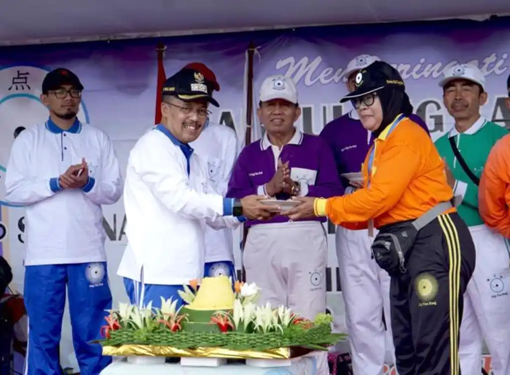 Wawali Kota Batu Punjul saat pengukuhan Hj Asmiani. sebagai Koordinator Batu II Ling Tien Kung untuk masa jabatan 2022-2025.