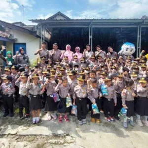 Ajarkan Disiplin Sejak Dini, Satlantas Polres Kendal Hadirkan Polisi Sahabat Anak Anggota Satlantas Polres Kendal berfoto bersama siswa-siswi dan guru TK Kemala Bhayangkari 35 Boja, Kendal
