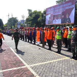 Apel Gelar Pasukan Siaga Darurat Bencana Hidariometeorologi di Kota Batu Danrem 083 Baladhika Jaya, Kolonel Inf Mohammad Imam Gogor Agnie Aditya, bertindak sebagai Pembina Apel, Parkir Timur Balaikota Among Tani, Kota Batu.