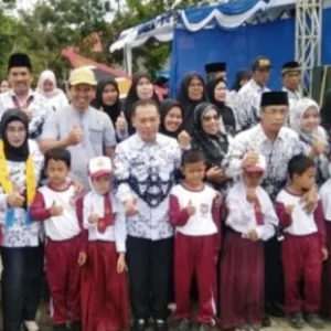 Bupati Mukomuko Bagikan 12 Ribu Seragam Sekolah Gratis