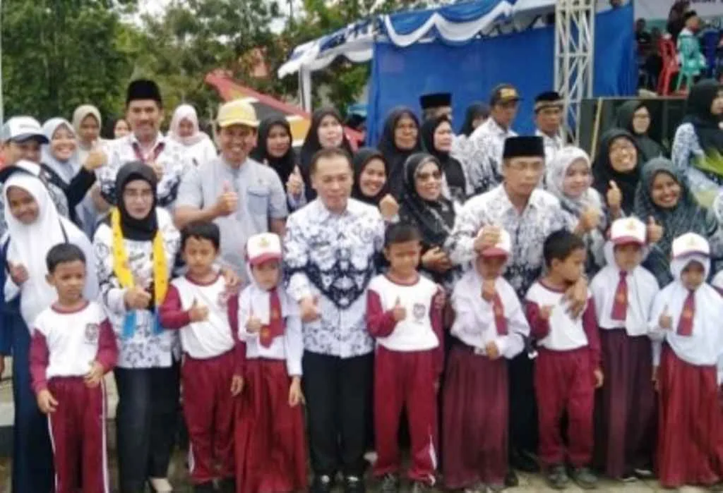 Bupati Mukomuko Bagikan 12 Ribu Seragam Sekolah Gratis