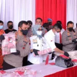 Kapolda Jateng Irjen Pol Ahmad Luthfi menunjukkan barang bukti uang palsu pada konferensi pers di Mapolres Sukoharjo.