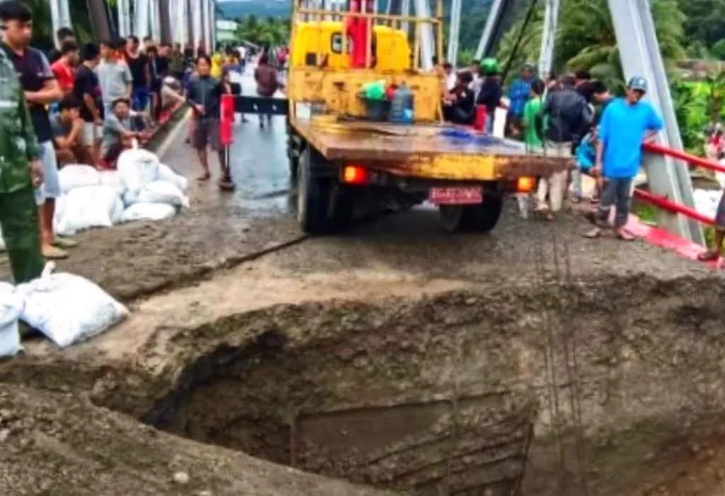 Jembatan Runtuh, Jalan Nasional Bengkulu-Lampung Lumpuh