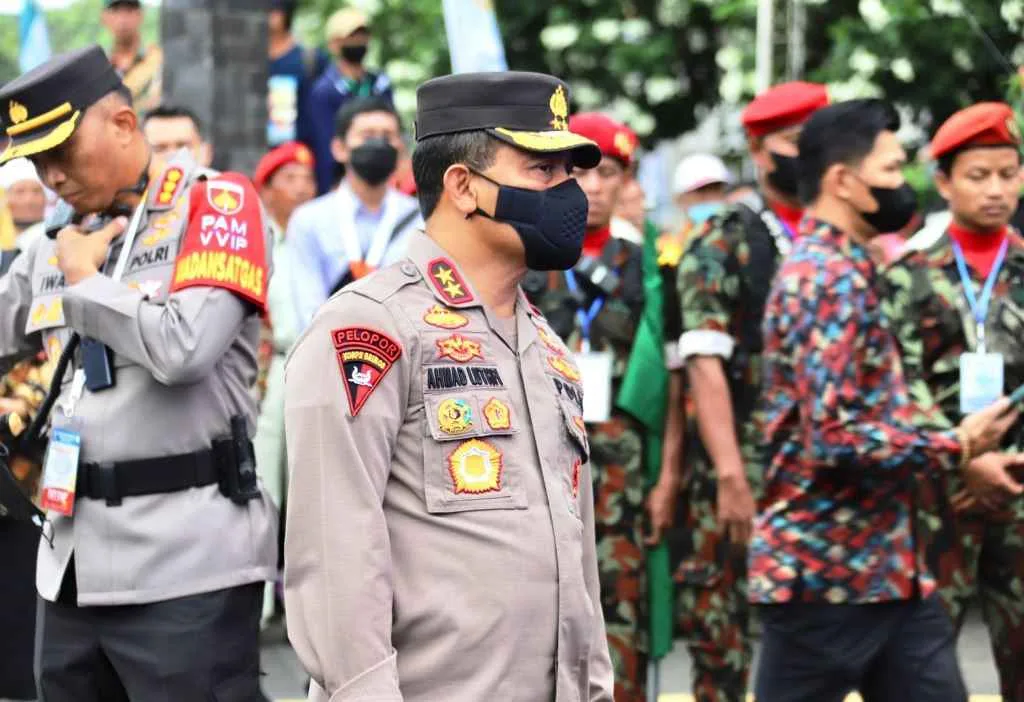 Kapolda Jawa Tengah Irjen Pol Ahmad Luthfi saat memantau langsung pengamanan Muktamar Muhammadiyah ke48 di Stadion Manahan, Solo, Jawa Tengah