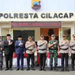 Kapolda Jateng Irjen Pol Ahmad Luthfi menandatangani prasasti peresmian perubahan tipe Polres Cilacap menjadi Polresta Cilacap
