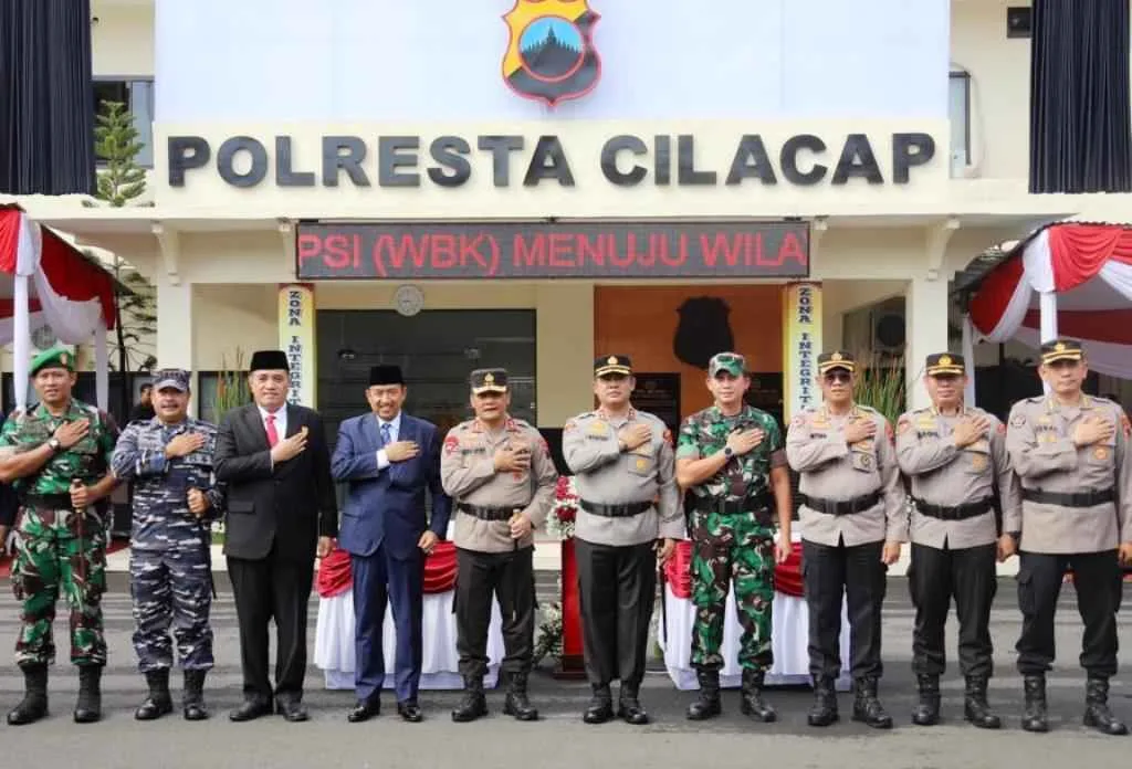 Kapolda Jateng Irjen Pol Ahmad Luthfi menandatangani prasasti peresmian perubahan tipe Polres Cilacap menjadi Polresta Cilacap
