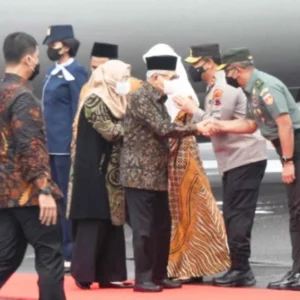 Kasdam Diponegoro Dampingi Wapres Buka Forum Halal 20 di Semarang Kasdam IV/Diponegoro Brigjen TNI Parwito menyambut kedatangan Wakil Presiden (Wapres) K.H. Ma’ruf Amin serta Ibu Hj. Wury Ma’ruf Amin dalam Kunker ke Jateng