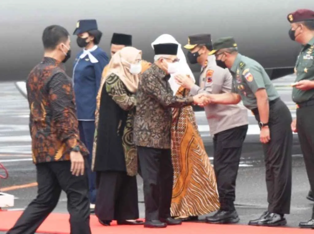 Kasdam IV/Diponegoro Brigjen TNI Parwito menyambut kedatangan Wakil Presiden (Wapres) K.H. Ma’ruf Amin serta Ibu Hj. Wury Ma’ruf Amin dalam Kunker ke Jateng