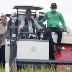 Menteri Pertanian RI Syahrul Yasin Limpo melakukan kunjungan di Pemkab Blitar dalam rangka panen padi aplikasi Biosaka.