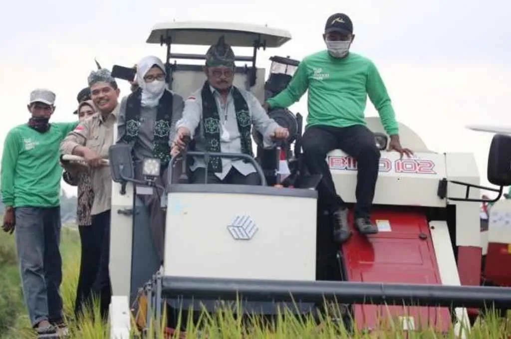 Menteri Pertanian RI Syahrul Yasin Limpo melakukan kunjungan di Pemkab Blitar dalam rangka panen padi aplikasi Biosaka.