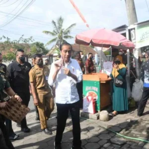 Pangdam IV/Diponegoro Dampingi Presiden RI Blusukan ke Pasar Pangdam IV/Diponegoro