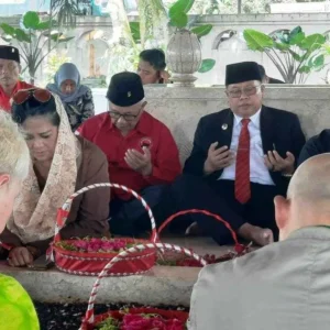 Walikota Blitar, Drs. H. Santoso, bersama 33 delegasi Konferensi Bandung - Belgrade - Havana In Global History and Perspective berkunjung ke Makam Bung Karno untuk berziarah.