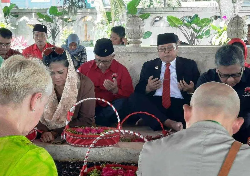 Walikota Blitar, Drs. H. Santoso, bersama 33 delegasi Konferensi Bandung - Belgrade - Havana In Global History and Perspective berkunjung ke Makam Bung Karno untuk berziarah.
