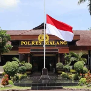 Kantor Polres Malang kibarkan bendera setengah tiang.