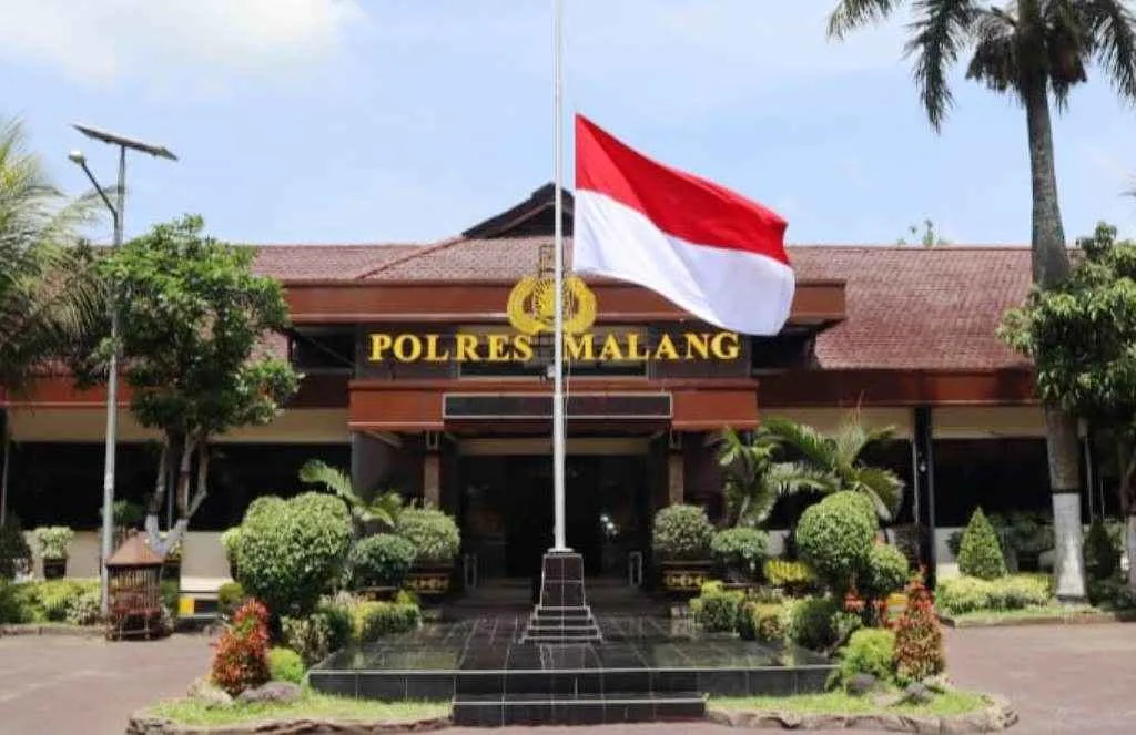 Kantor Polres Malang kibarkan bendera setengah tiang.