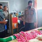 Tim Medis Klinik Polresta Malang Kota, menlihat perkembangan kondisi kesehatan pasien Tragedi Kanjuruhan